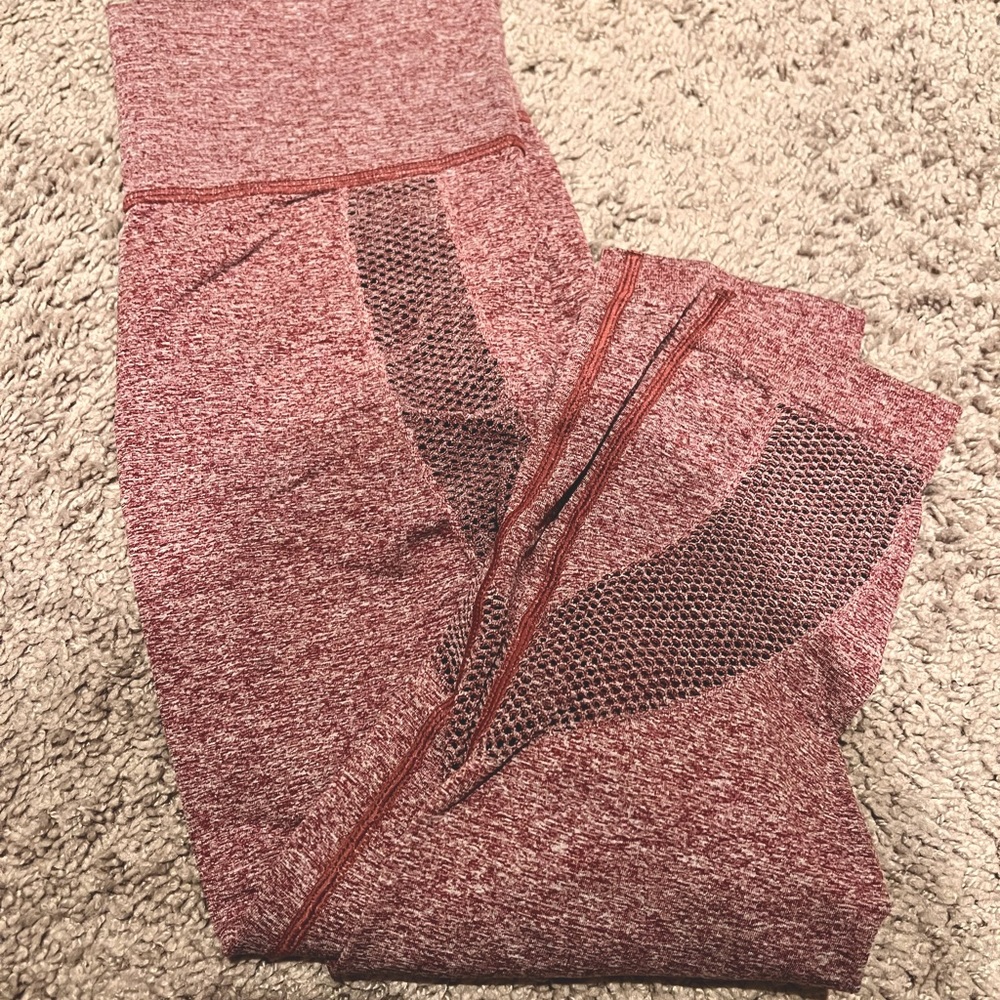 Astoria Seamless Mesh 3/4 Legging - Purple Red (size small)